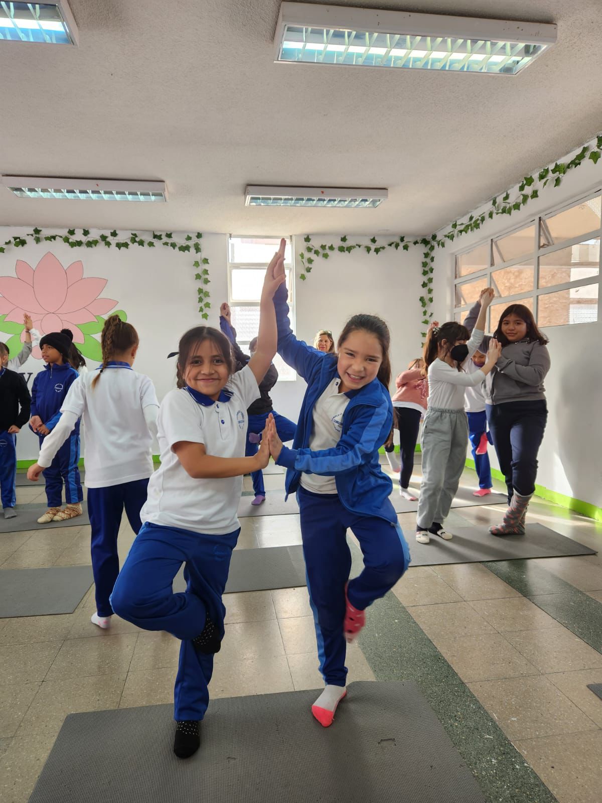 TALLER DE YOGA EN COMPLEJO EDUCACIONAL CONSOLIDADA